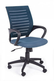 Sedia da ufficio blu con ruote e braccioli
